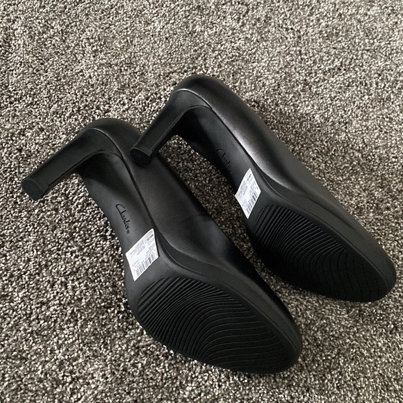 Wide width black pumps - Picture 7 of 10